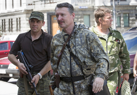 Igora Girkina (uprostřed) považují pozůstalí za zodpovědného za celou tragédii.