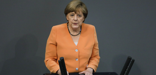 Němečtí a rakouští poslanci jednají o záchranném programu pro Řecko. Angela Merkelová k poslancům promluvila jako první.