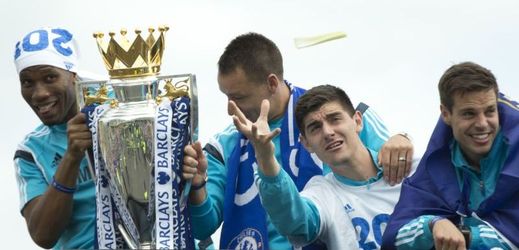 Chelsea vloni zažila velkou jízdu zakončenou triumfální cestou s pohárem v otevřeném autobusu. 