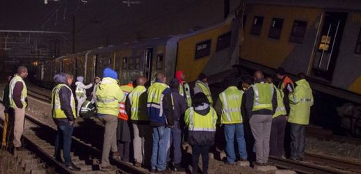 Záchranáři na místě vlakové kolize.