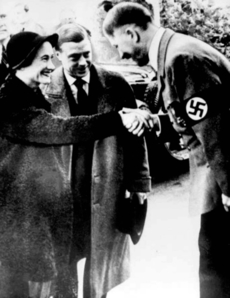 Vévoda z Windsoru Eduard (bývalý král Eduard VIII.) s manželkou Wallis Simpsonovou a německý vůdce Adolf Hitler se vítají během společného setkání v Německu.