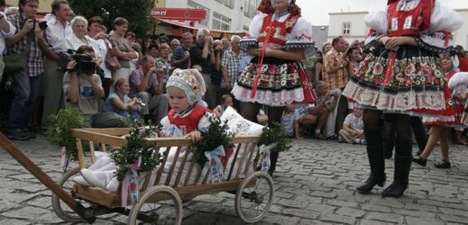Součástí festivalu Slovácký rok je průvod v krojích. 