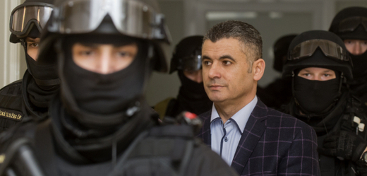 Libanonec Alí Fajád u Pražského městského soudu v listopadu 2014. Fajád byl zadržen v Praze a Spojené státy americké jej viní ze spolupráce s teroristy.