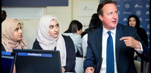 Britský premiér David Cameron při návštěvě školy v Birminghamu.