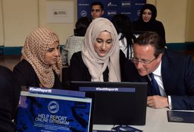 Britský premiér Cameron nabízí pětiletý plán v boji proti islámskému extremismu.
