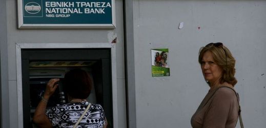 Řekové už nemusejí vybírat peníze jenom z bankomatů.