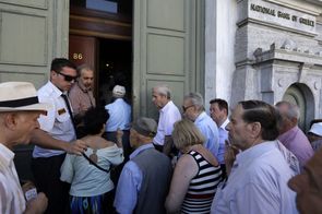 Zadlužené Řecko po třítýdenní pauze otevírá banky.