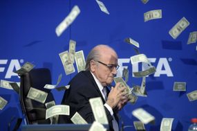 Sepp Blatter a peníze kolem něj.