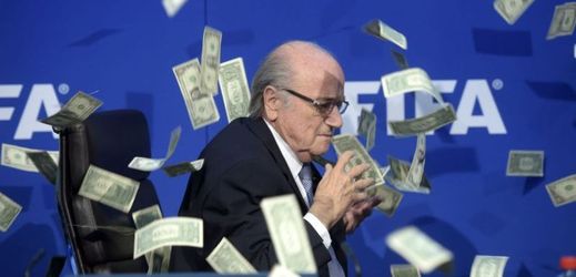 Sepp Blatter a peníze kolem něj. 