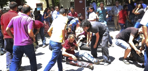 Při atentátu zemřelo nejméně 27 lidí, tvrdí turecké ministerstvo vnitra. 