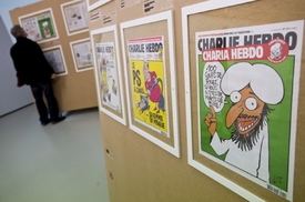 Některé karikatury francouzského kontroverzního magazínu Charlie Hebdo parodovali islámské tradice, nakonec se v redakci střílelo.