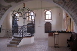 Šachova židovská synagoga. Jelikož je tato synagoga dnes již jedinou synagogou tzv. polského typu,která se zachovala v původní podobě, bývá označována dokonce jako světový unikát.
