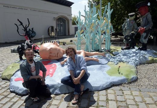 Petr Motyčka (vlevo) a Dan Trantina (vpravo) z umělecké skupiny Pode Bal vystavují v Muzeu Kampa v Praze svoji kontroverzní sochu.
