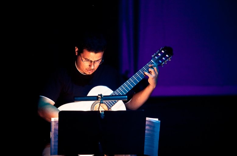 Edgar Omar Rojas Ruiz narozen v Tamaulipas, v Mexiku (1982). V roce 2000 započal svá studia hudební kompozice v Centro de Investigación y Estudios de la Música CIEM (Centrum hudebních studií a výzkumu) pod dohledem Alejandra Velasca 