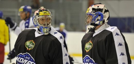 První trénink extraligového hokejového klubu HC Kometa Brno na ledě 20. července v Brně. Zleva brankáři Martin Falter a Marek Čiliak.