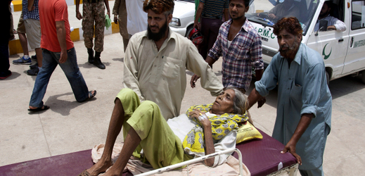 Ženu s úžehem převážejí do nemocnice v Karáčí. V jižním Pákistánu kvůli horkům zemřelo více než dvanáct set lidí.