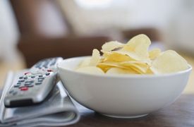 Konzumace jídla výrazně roste, když lidé sledují nudný televizní program (ilustrační foto).