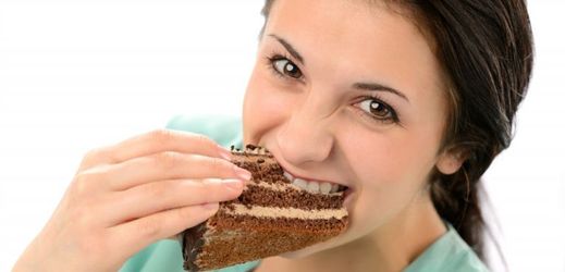 Výzkum ukázal, že v případě nudy pojídali lidé kalorická a nepříliš zdravá jídla (ilustrační foto).