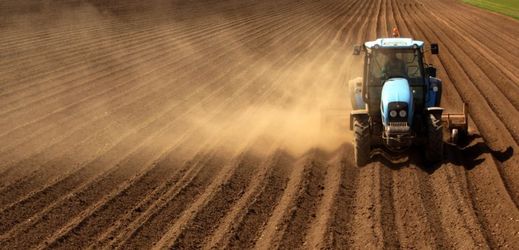 Zemědělci mohou ovlivnit udržení vody v krajině tím, že budou využívat pracovní technologie, které zabrání zbytečnému vysychání půdy (ilustrační foto).
