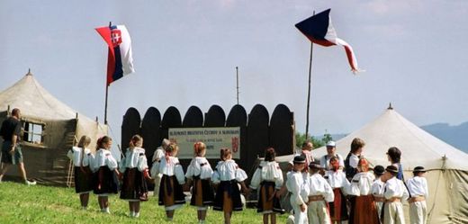 Tradiční setkání Čechů a Slováků na hraniční hoře Velká Javořina.