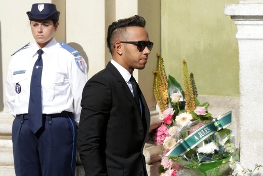 Na pohřeb zavítal i Lewis Hamilton.