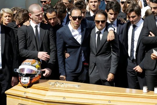 Bianchiho přátelé včetně Felipeho Massy (uprostřed) se neubránili slzám.