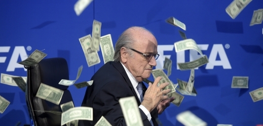 Sepp Blatter s bankovkami nad hlavou.