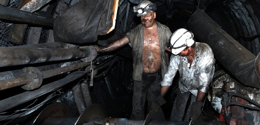 Horníci na důlním pracovišti v podzemí dolů Staříč (ilustrační foto).