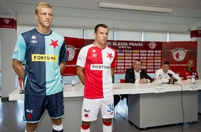 Nové dresy v podání Tomáše Součka (vpravo) a Martina Dostála.