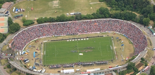 Pohled na brněnský stadion v době Švancarovy rozlučky. 