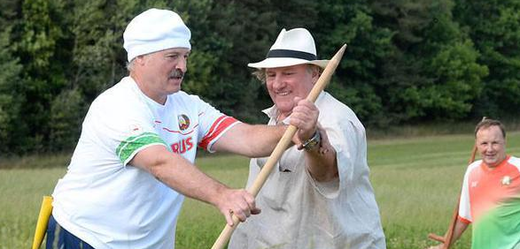 Alexandr Lukašenko (vlevo) a Gérard Depardieu zahájili běloruskou prezidentskou volební kampaň senosečí.