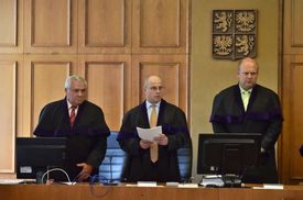 Soud uznal Davida Ratha vinným z korupce a ovlivňování zakázek. Uprostřed je předseda soudního senátu Robert Pacovský.