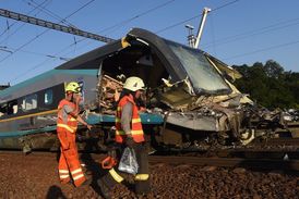 Zničený vlak Pendolino po tragické události.