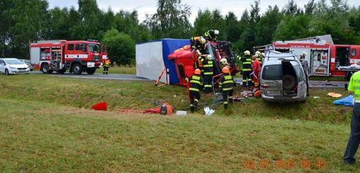Tři mrtvé si vyžádala nehoda dodávky a kamionu poblíž Prunéřova na Chomutovsku.