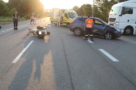 Čtyřicetiletý motocyklista podlehl v brněnské nemocnici zraněním, které utrpěl při ranní nehodě v Bzenci na Hodonínsku.