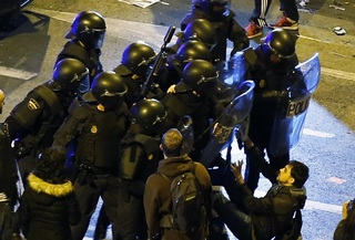 Demonstranti se policejního zásahu nebáli. Střety z března 2014.