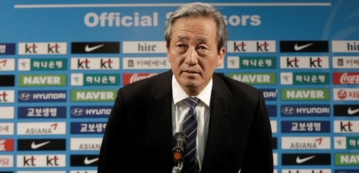 Bývalý místopředseda Mezinárodní fotbalové federace FIFA Čong Mong-jun jako první veřejně ohlásil, že se hodlá ucházet o místo šéfa světového fotbalu po Seppu Blatterovi.