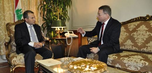 Český ministr zahraničí Lubomír Zaorálek (vlevo) a jeho libanonský protějšek Džibrán Básil.