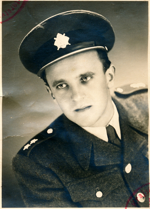 Mladý Josef Hasil v uniformě SNB.
