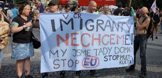 Demonstrace proti migrantům a za vystoupení z EU.