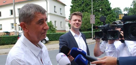 Ministr financí Andrej Babiš hovoří s novináři v Lánech, kde 25. července jednal s prezidentem Milošem Zemanem a jeho poradním sborem o návrhu státního rozpočtu.