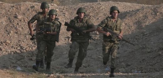Turečtí vojáci u hranic se Sýrií.