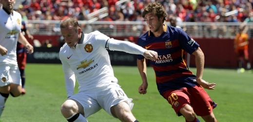 Wayne Rooney v zápase s Barcelonou.