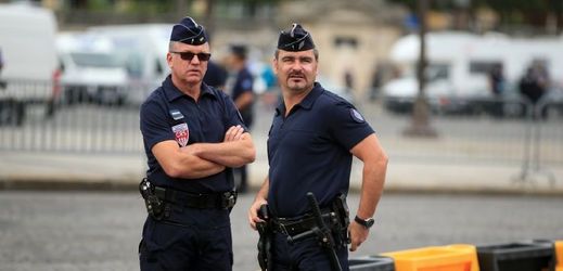 Francouzská policie střeží známý bulvár Champs Elysées.