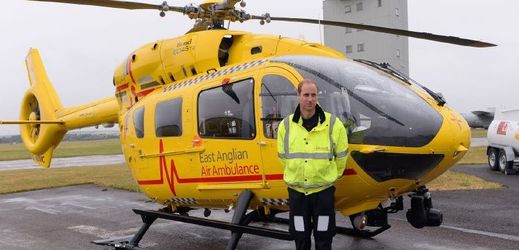 Princ William létá jako pilot záchranného vrtulníku.