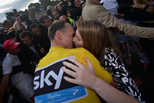 Chris Froome a vítězný polibek od manželky.