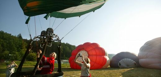 Celkem 433 horkovzdušných balonů odstartovalo z letecké základny ve východní Francii.