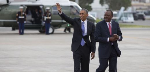 Barack Obama s keňským prezidentem Uhuruem Kenyattem na letišti v Keni těsně po příletu.