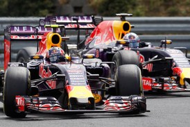 Oba vozy Red Bullu se dostaly až na stupně vítězů. Druhý dojel Daniil Kvjat, třetí Daniel Ricciardo.