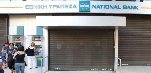 Řekové k bankám chodí jen vybírat, peníze už v nich nenechávají (ilustrační foto).